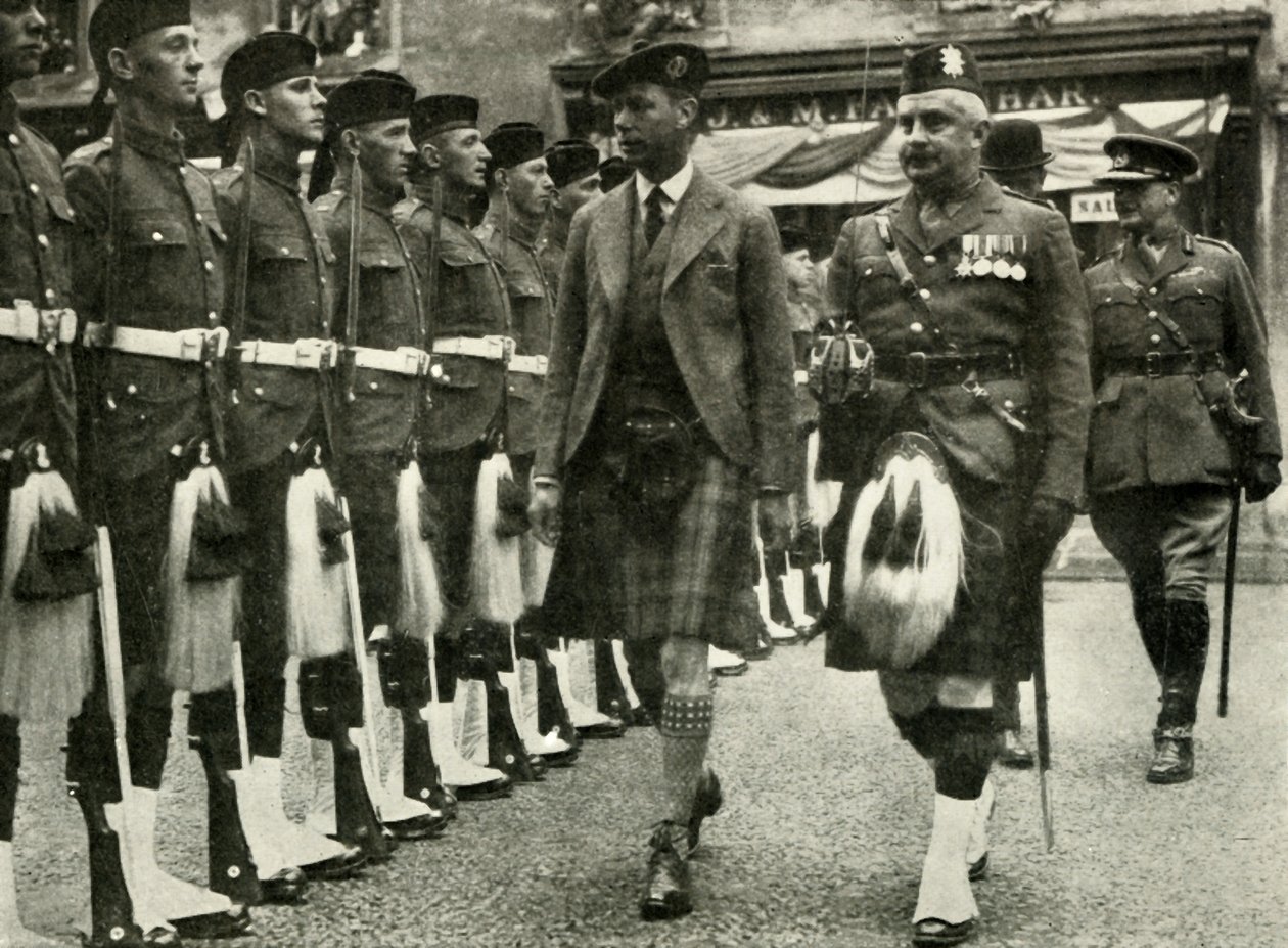 Hans Majestet inspiserer The Guard of Honor Of The Black Watch i Perth i august 1935. av Unbekannt