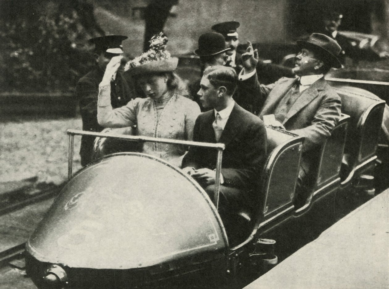 Hans Majestet og Prinsesse Mary på Alpine Railway, Earls Court Exhibition, 1913, 1937. av Unbekannt