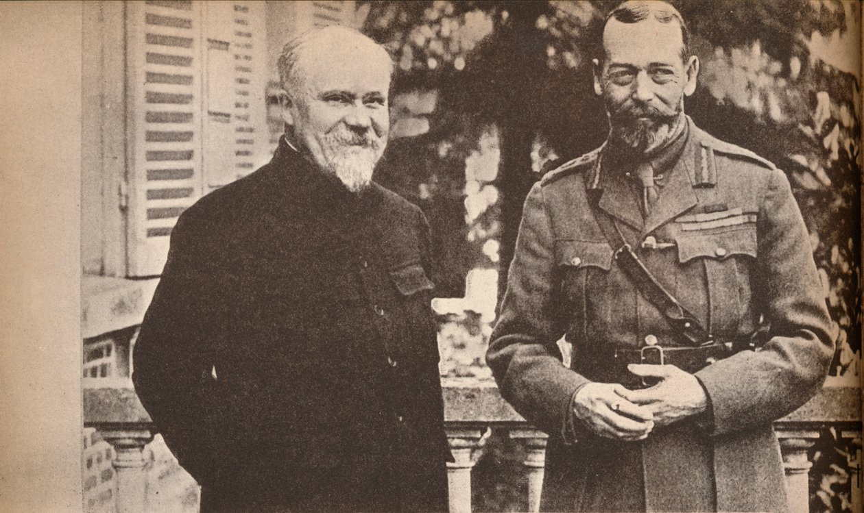 Hans Majestet med president Poincare ved det britiske hovedkvarteret i Frankrike, c1916, 1935. av Unbekannt