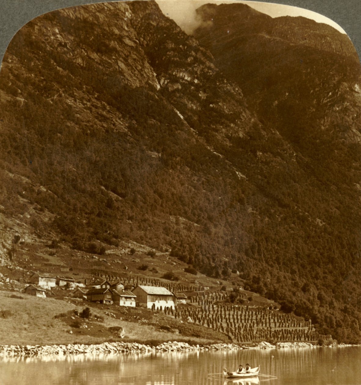 Hogrending gård, ved fjellbasen, på østsiden av Loensjøen, Norge, c1905. av Unbekannt