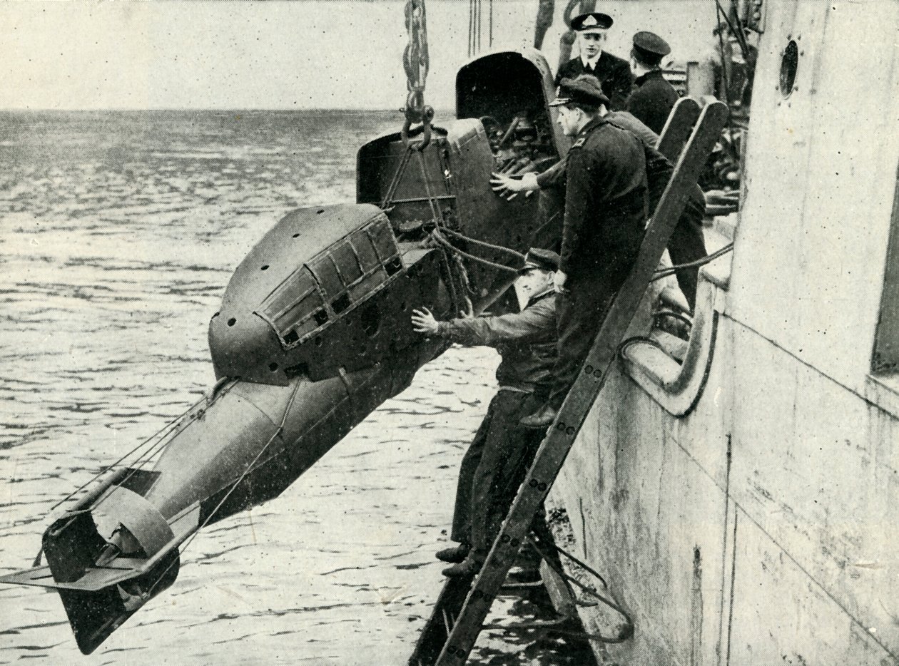 Heising av en vognbemannet torpedo om bord på et skip, andre verdenskrig, 1945. av Unbekannt