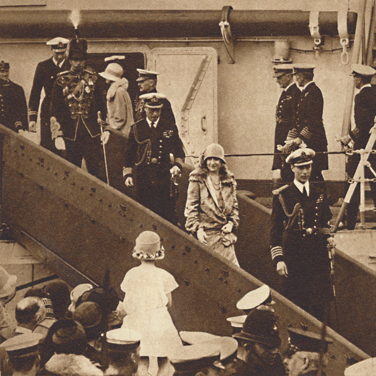 Hjemme igjen - Hertugen og hertuginnen lander i Portsmouth 27. juni 1927, 1937 av Unbekannt