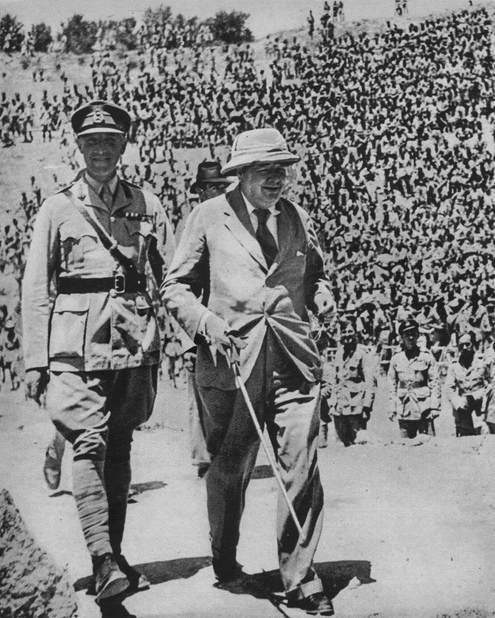 Hjem via slagmarkene - Mr Churchill i det gamle romerske amfiteateret i Kartago, 1943-44 av Unbekannt