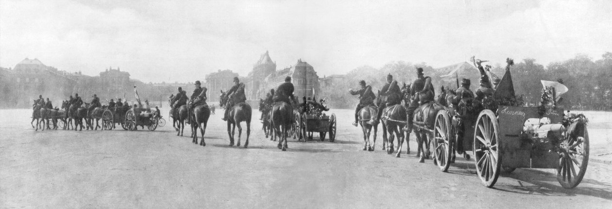 Hestetrukket artilleri passerte Versailles-palasset, Frankrike, august 1914 av Unbekannt