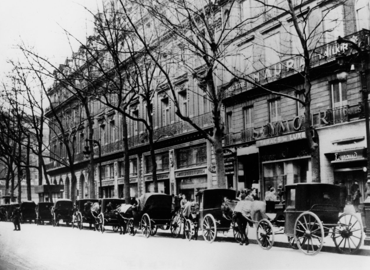 Hestetrukne drosjer på en gate under den tyske okkupasjonen, Paris, 1944 av Unbekannt