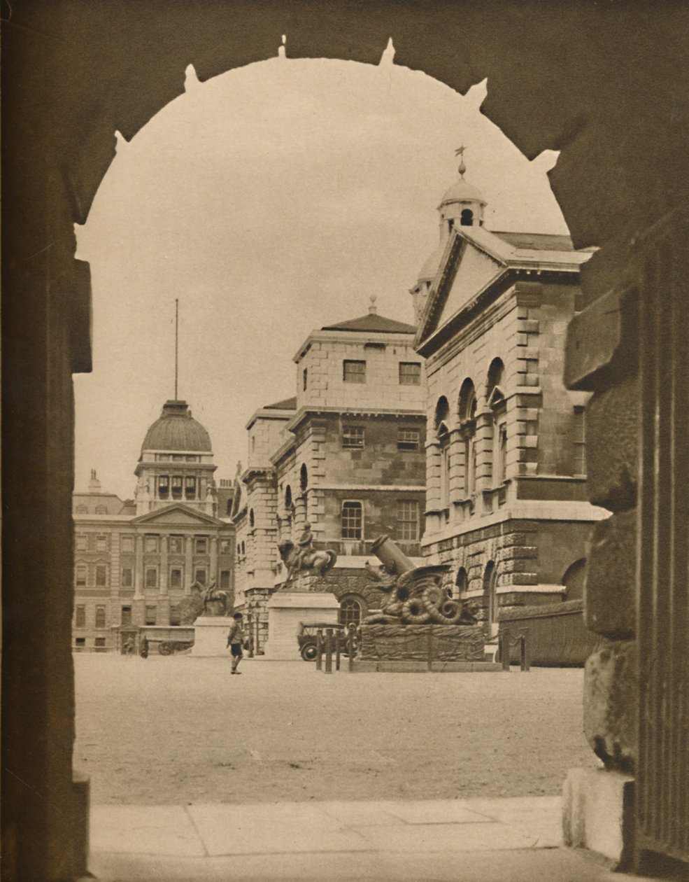 Horse Guards Parade Innrammet i Archway of Treasury Passage, c1935. av Unbekannt