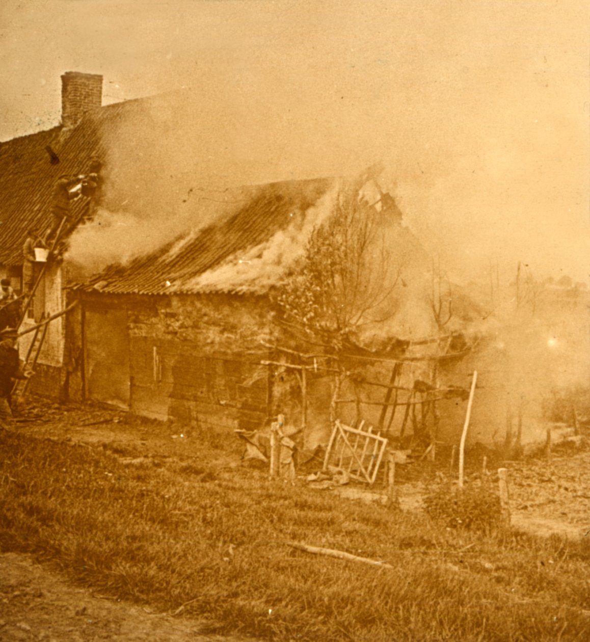 Hus truffet av et skjell, c1914-c1918 av Unbekannt
