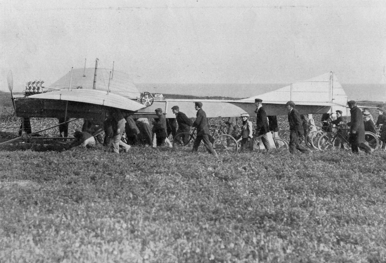 Hubert Latham forbereder seg på å ta av etter Louis Bleriot, nær Calais, Frankrike, 25. juli 1909 av Unbekannt