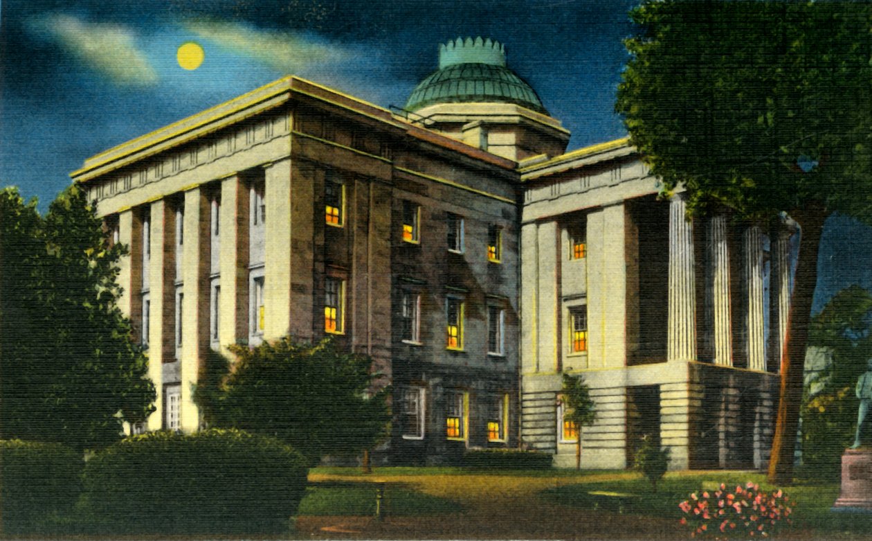 Opplyst nattutsikt over N.C. State Capitol, Raleigh, N.C., 1942. av Unbekannt