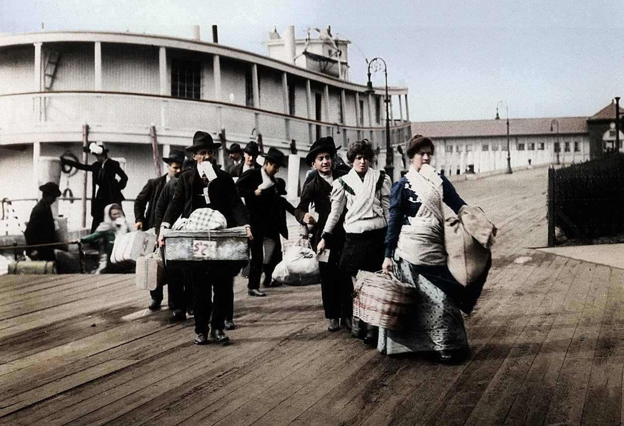 Innvandrere til USA lander på Ellis Island, New York, ca 1900 av Unbekannt