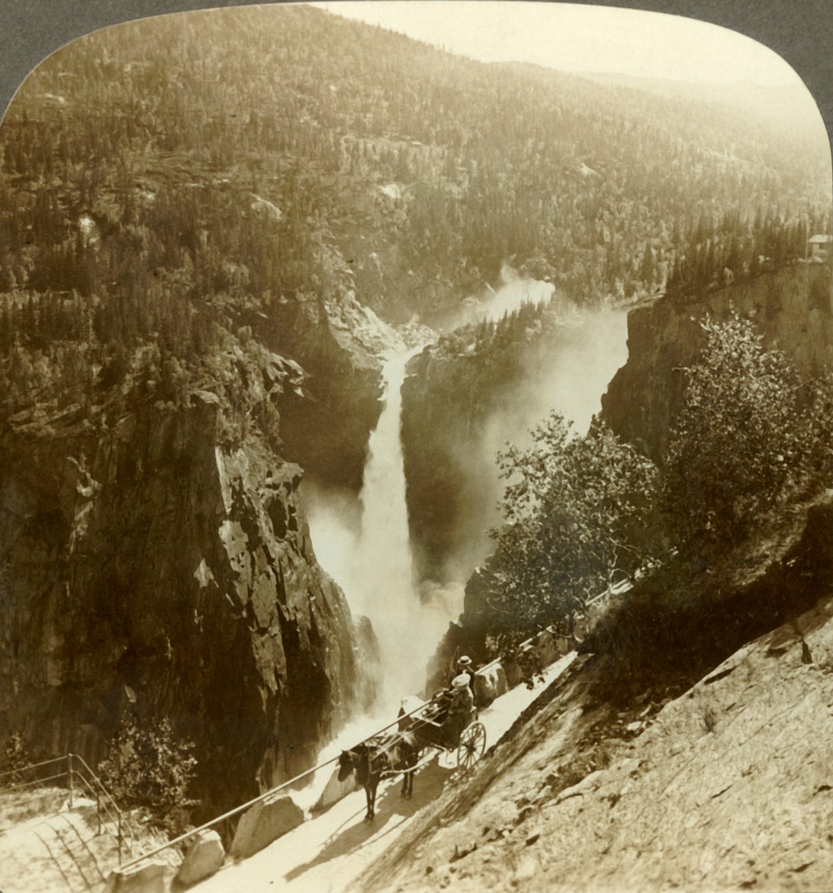Imponerende skjønnhet på sprøytedekkede Rjukanfos, den skummende høsten, Norge, c1905. av Unbekannt