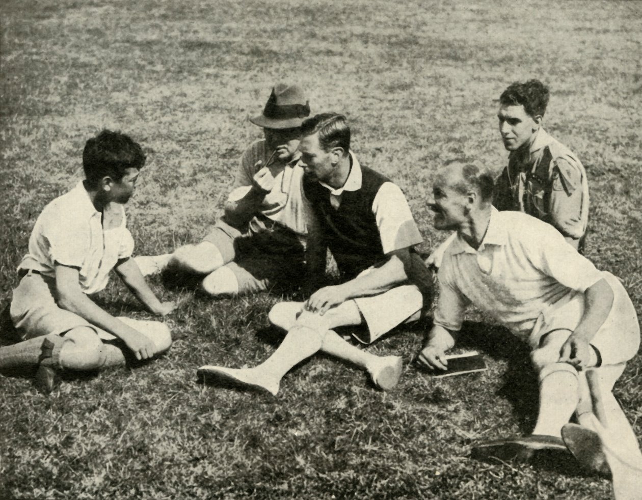 In Camp at Southwold, Suffolk: A Friendly Chat, 1937. av Unbekannt