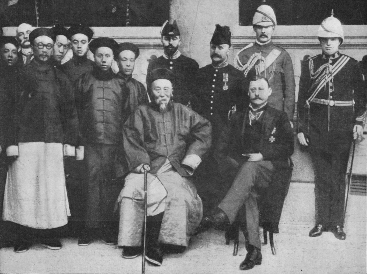 In Far Cathay - En interessant gruppe i Hong Kong, tatt før Li Hung dro til Pekin, 1900 av Unbekannt