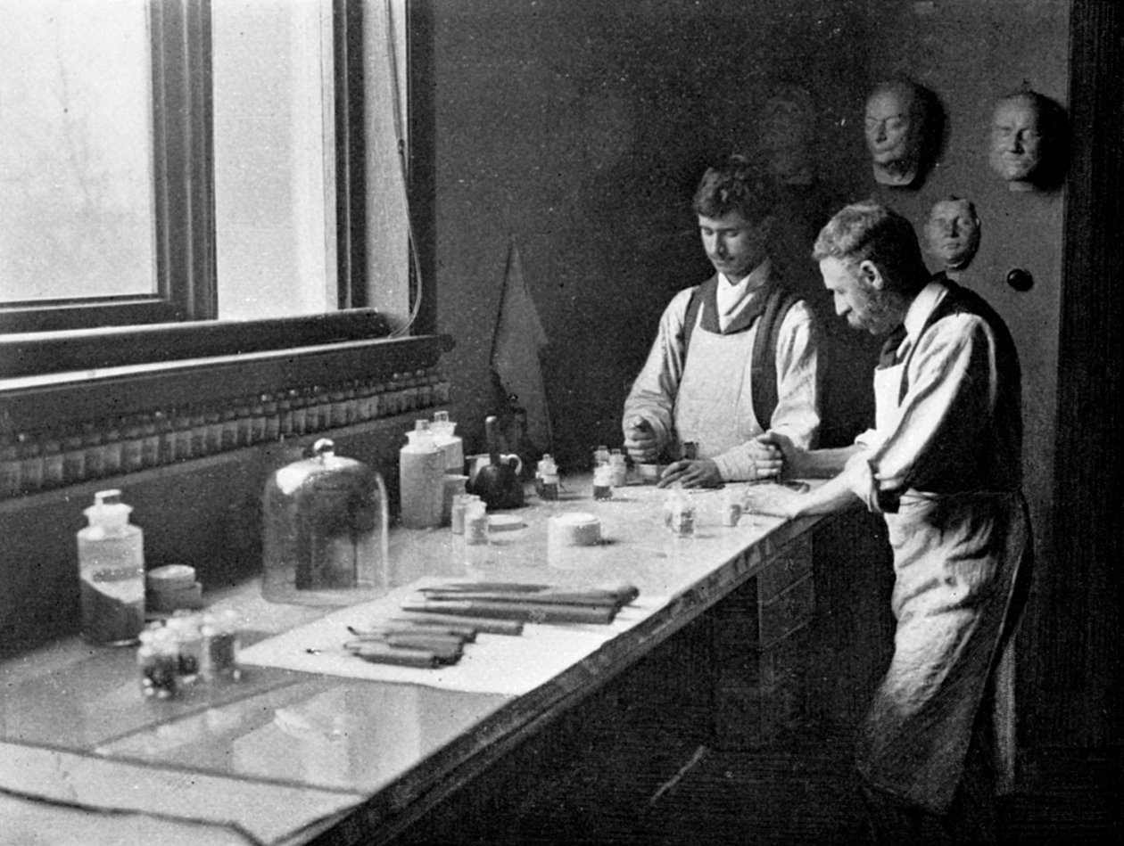 I Professor Herkomers emaljeringsstudio, slipefarger, 1899 av Unbekannt