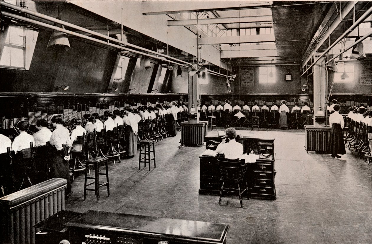 I en stor telefonsentral, c1916 av Unbekannt