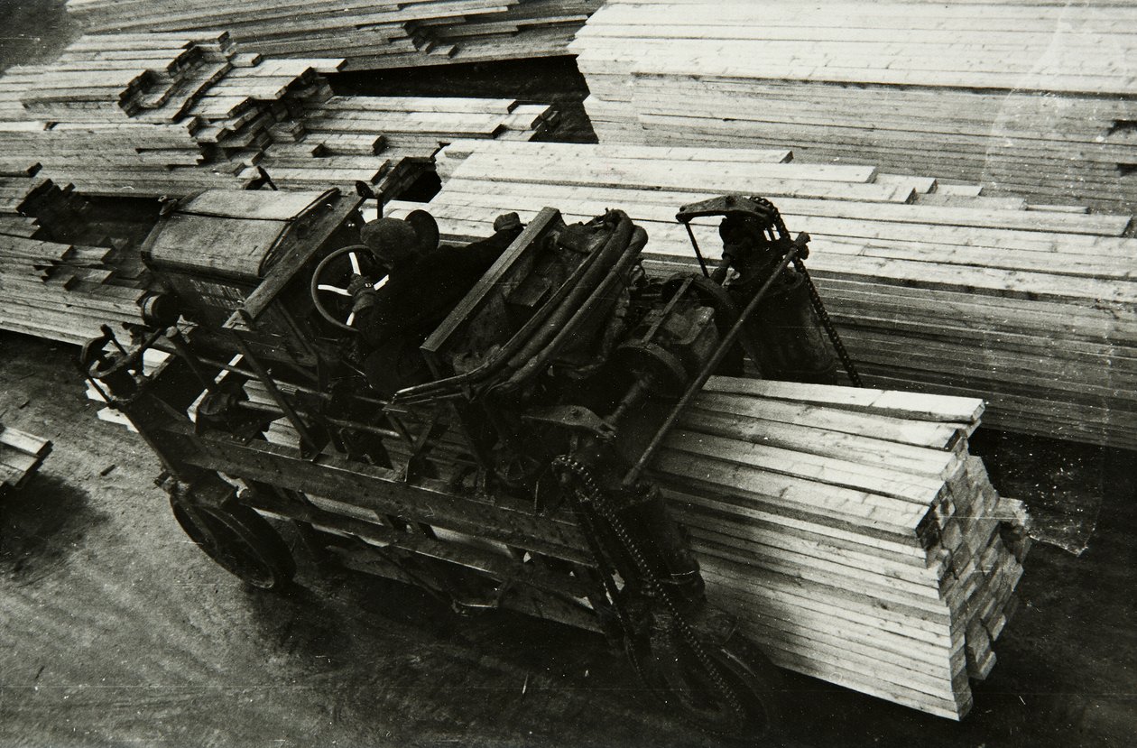 I en trebearbeidingsfabrikk, Russland, 1950-tallet av Unbekannt