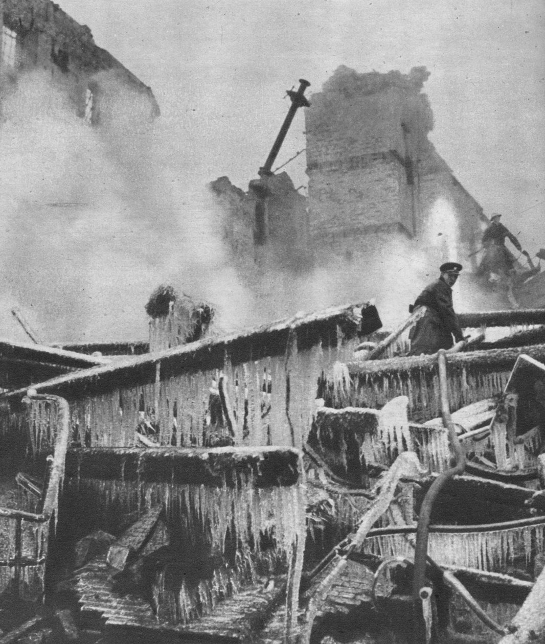 I den kalde vinteren la arktisk vær nye forsøk til sivilforsvarsoppgaven, 1941 1942 av Unbekannt