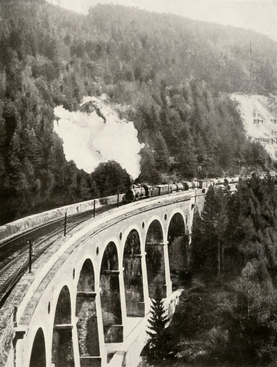 I Semmering-dalen, Østerrike. Et godt tog som krysser den buede Gamperl-viadukten, 1935-36. av Unbekannt