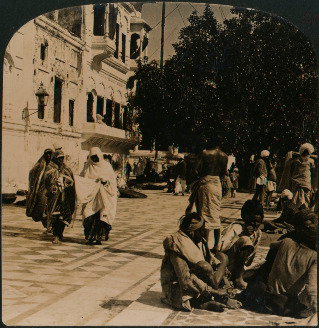 På gårdsplassen til Det gylne tempel. Amritsar, India, 1907 av Unbekannt