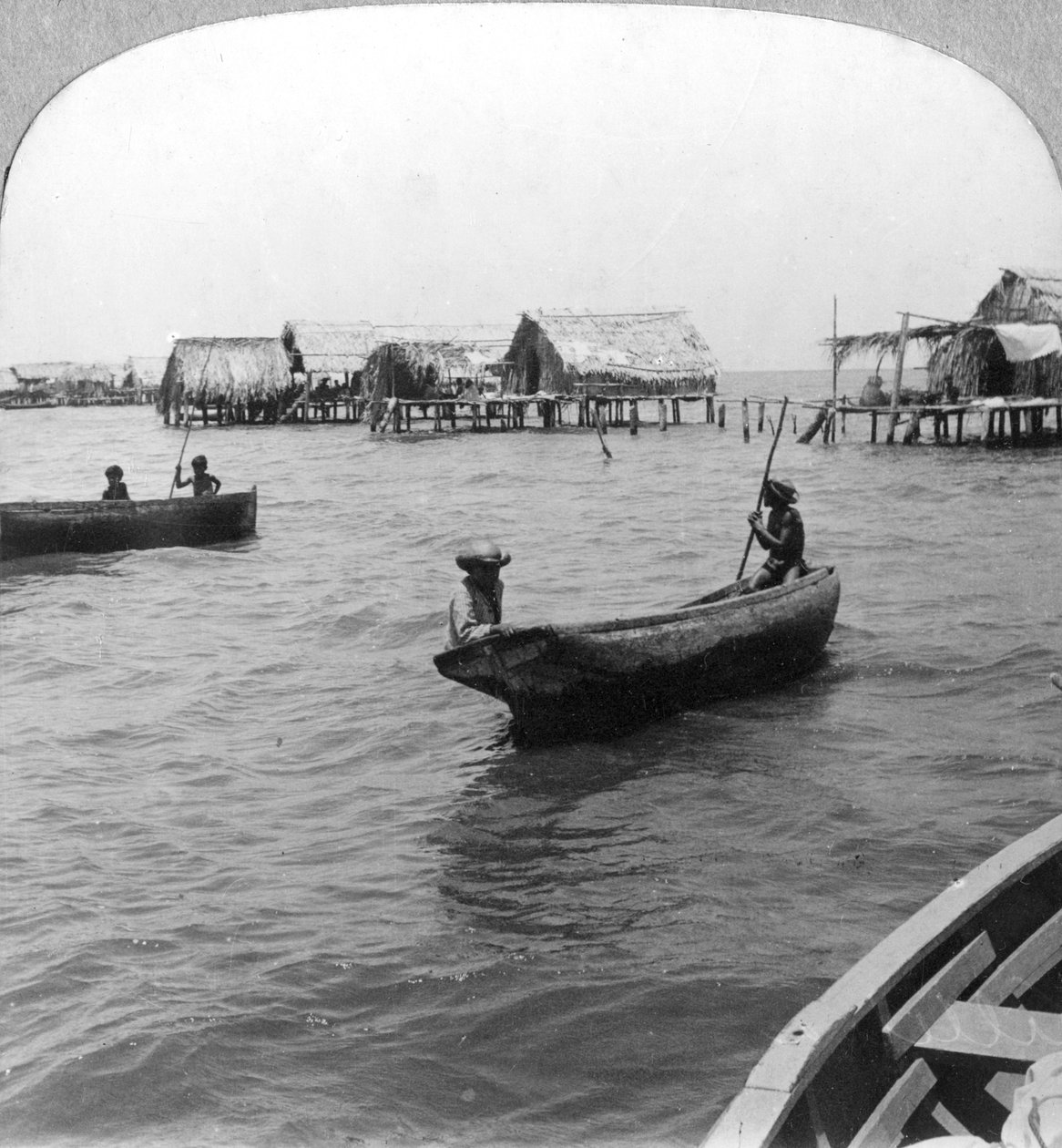 Indianere i tømmerkanoer, Lake Maracaibo, Venezuela, ca 1900-tallet av Unbekannt