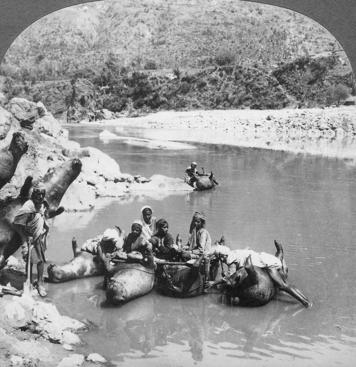 Oppblåste okseskinn brukt som fergebåter på Sutlej-elven, Punjab, India, ca 1900-tallet av Unbekannt