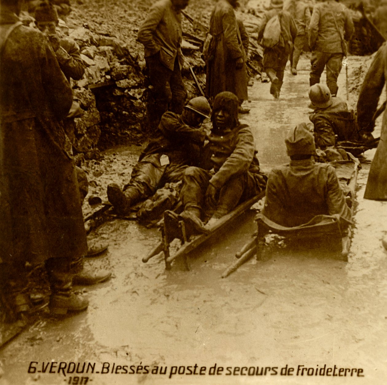 Skadde soldater ved førstehjelpsposten, Froideterre, Verdun, Nord-Frankrike, 1917 av Unbekannt