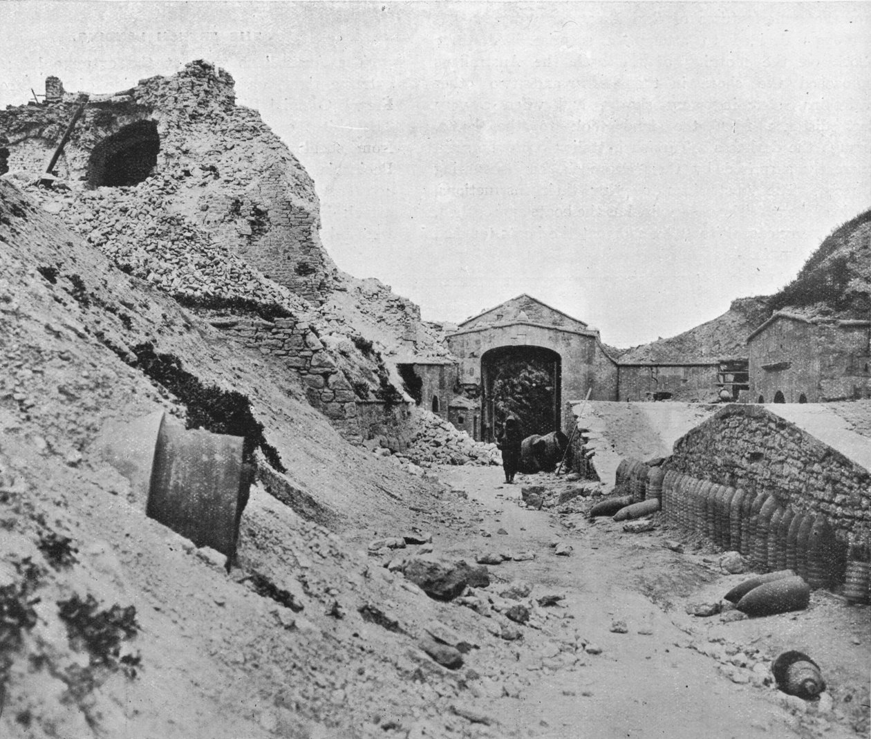 Inne i den ødelagte festningen Sedd el Bahr, 1915 av Unbekannt