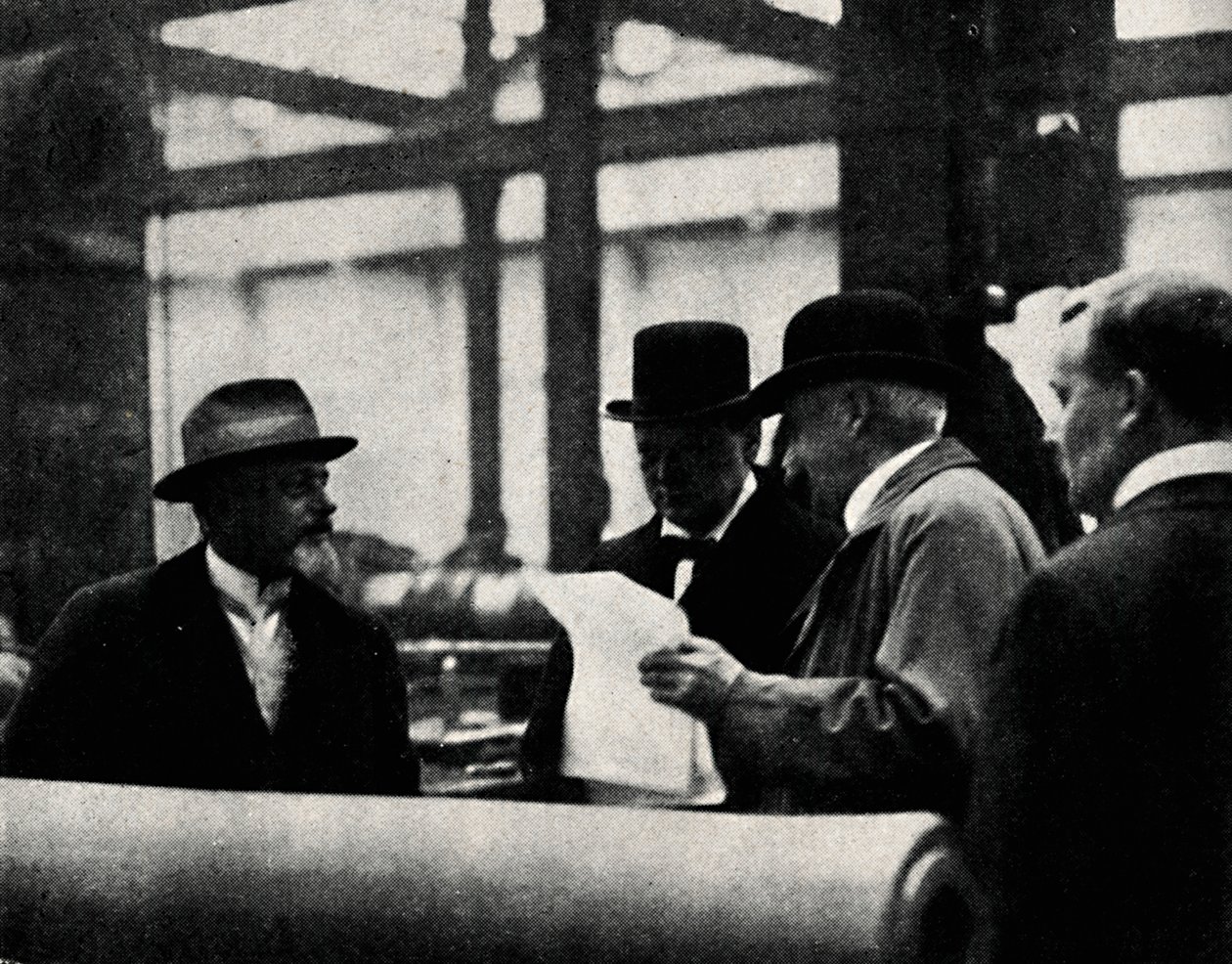 Inspiserer en våpenfabrikk, c1917, 1945. av Unbekannt