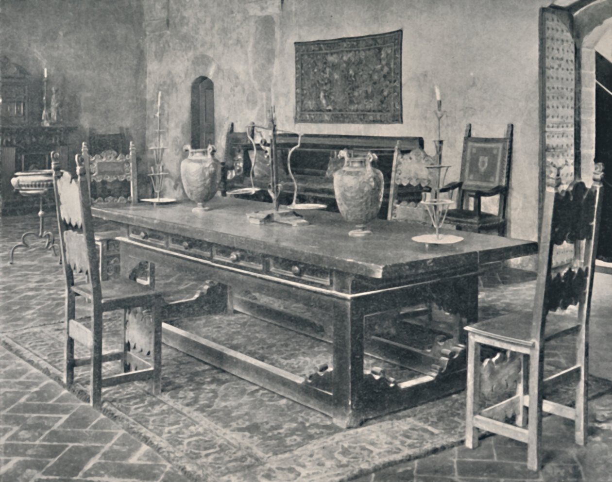 Interiør, Palazzo Davanzati - Med 1400-tallsbord fra Parma eller Modena-distriktet, 1928 av Unbekannt