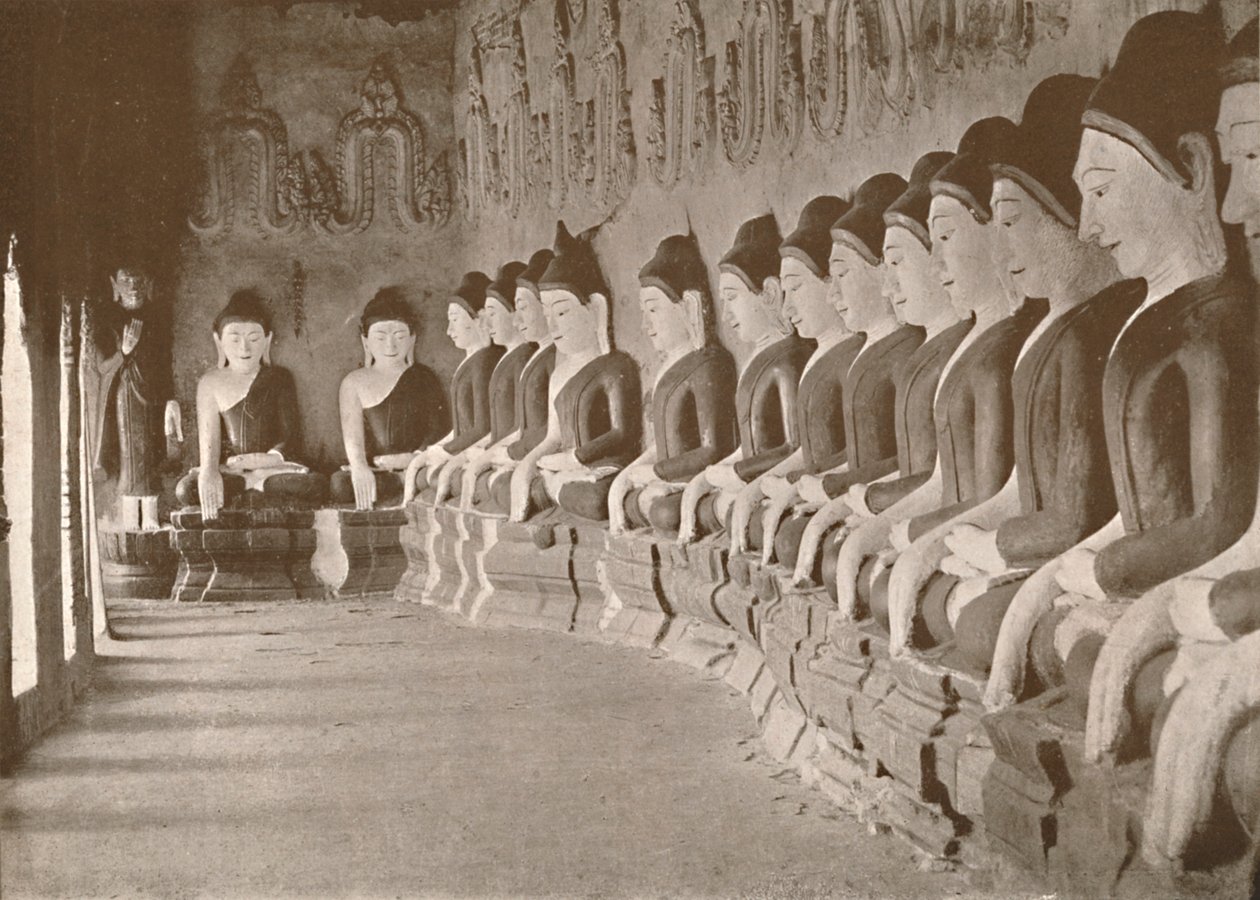 Interiør av buddhisttempel, Sagaing, 1900. av Unbekannt