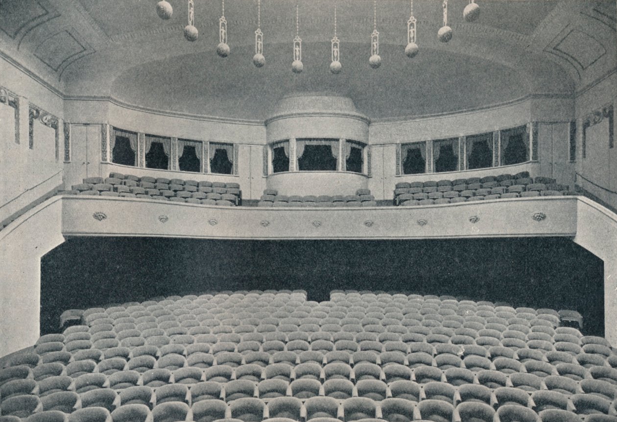 Interiør av et nytt Kino-teater i West End of Berlin, c1913 av Unbekannt