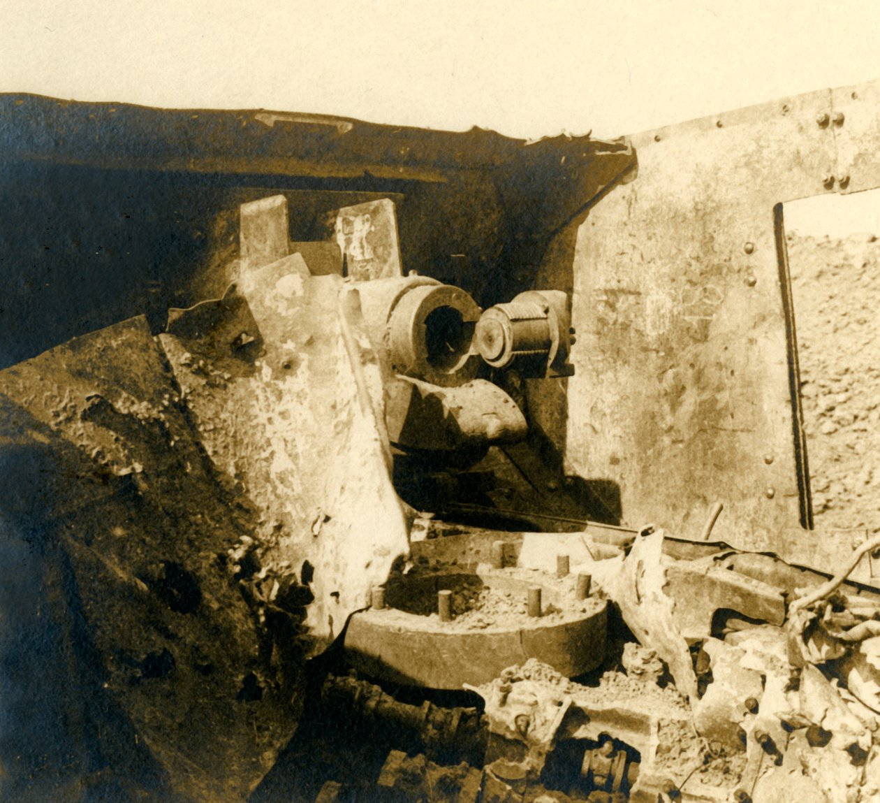 Interiør i en tank som har blitt revet opp, c1914-c1918 av Unbekannt