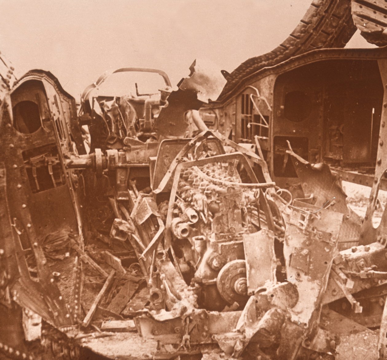 Interiør i en tank som har blitt revet opp, c1914-c1918 av Unbekannt