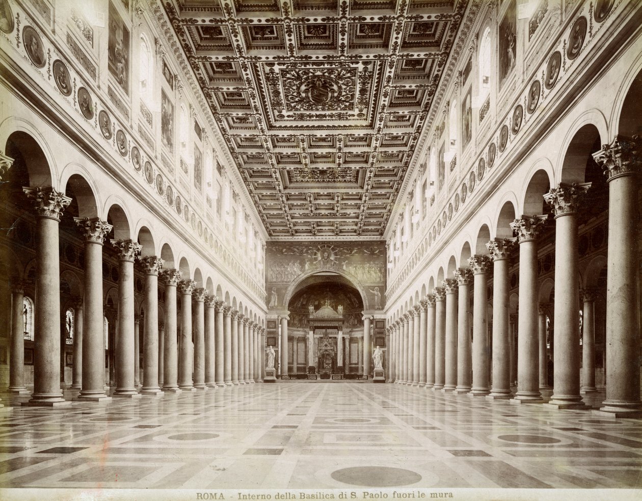 Interiør av basilikaen St Paul utenfor murene, Roma, Italia, slutten av 1800- eller begynnelsen av 1900-tallet av Unbekannt