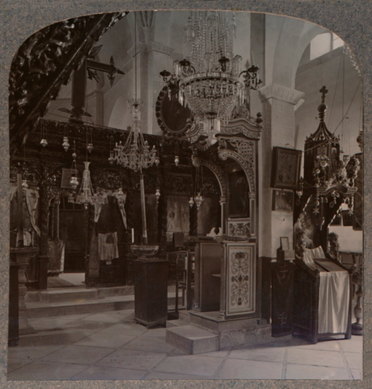 Interiør i synagogen der Kristus forkynte, Nasaret, ca 1900 av Unbekannt