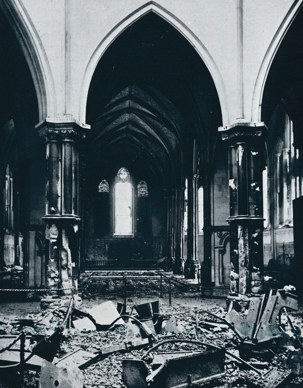 Interiør i Temple Church etter brannen, 1941 av Unbekannt