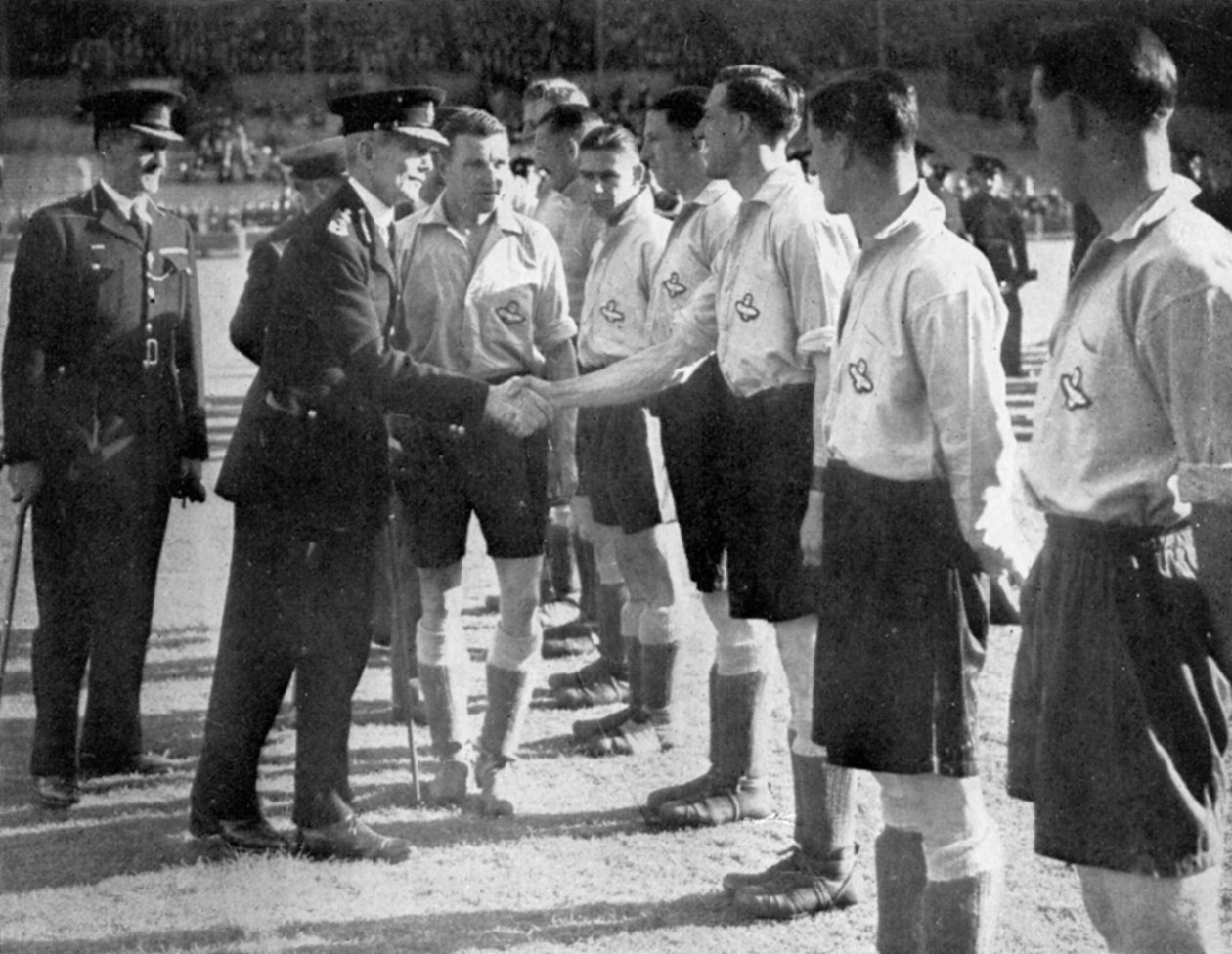 Introduksjoner før en RAF vs Metropolitan Police fotballkamp, Wembley, London, 1942 av Unbekannt
