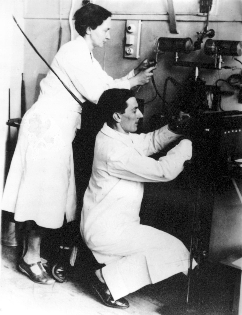 Irene Joliot-Curie og Frederic Joliot, franske fysikere, ca 1935 av Unbekannt