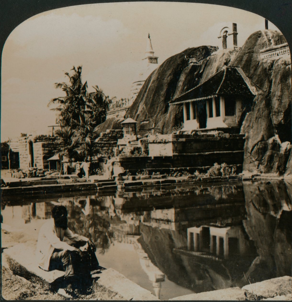 Isuruminiya, et eldgammelt og pittoresk steintempel i hjertet av Ceylon, 1907 av Unbekannt