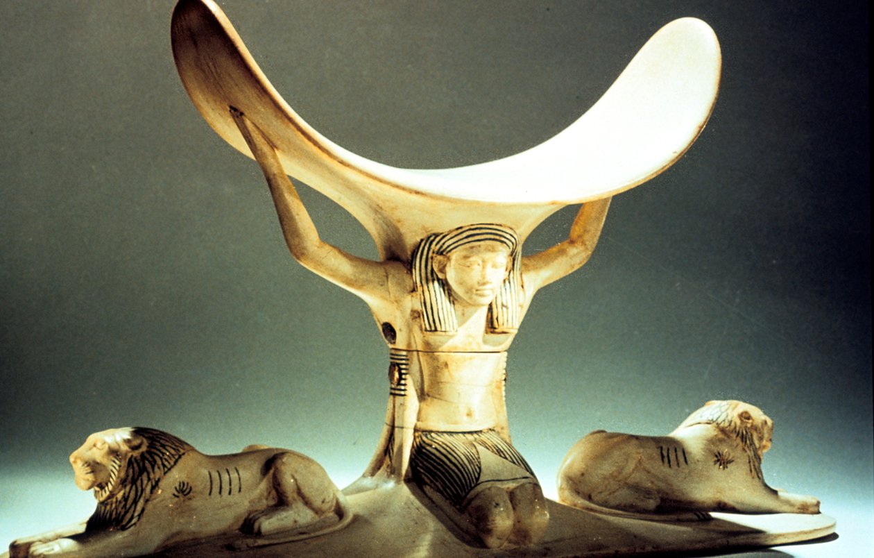 Elfenbenshodestøtte støttet av en figur, gammel egyptisk, 18. dynasti, c1325 f.Kr. av Unbekannt