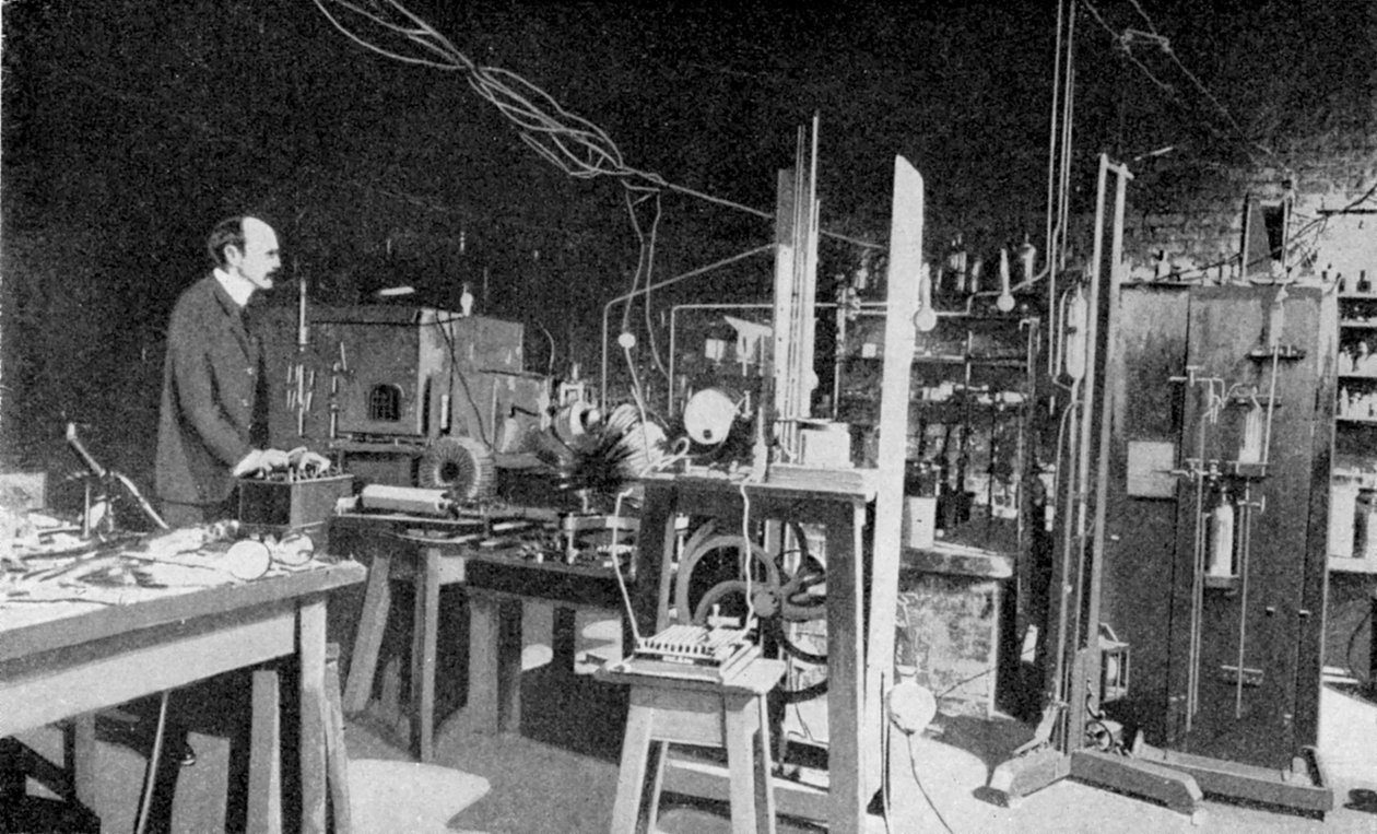JJ Thomson, britisk fysiker, på jobb i Cavendish Laboratory, Cambridge av Unbekannt