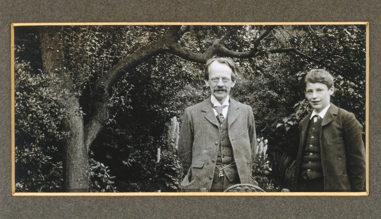 J J Thomson med sønnen George, ca 1909 av Unbekannt
