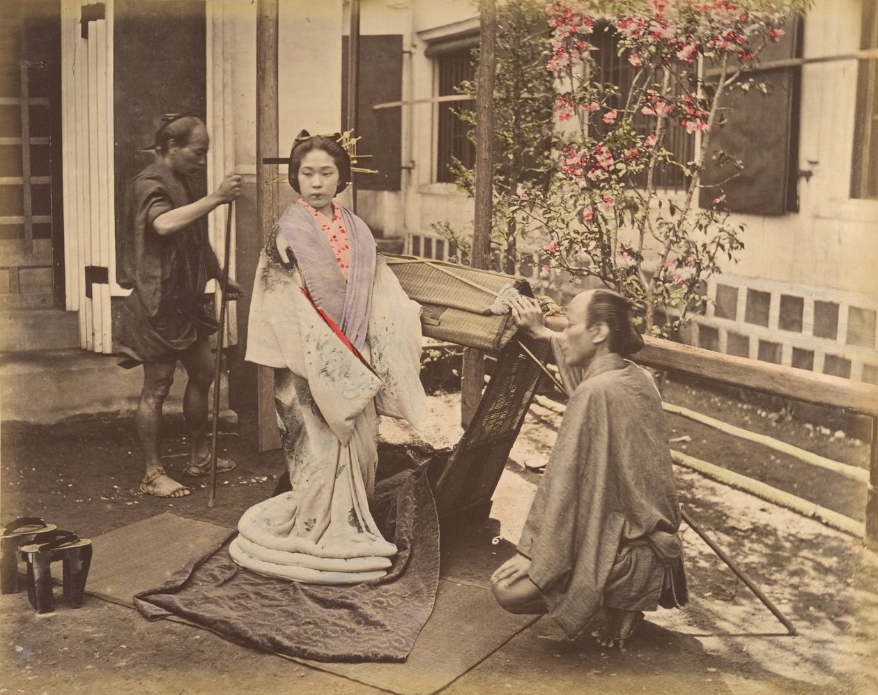 [Japansk kvinne i tradisjonell kjole poserer med to menn], 1870-tallet. av Unbekannt