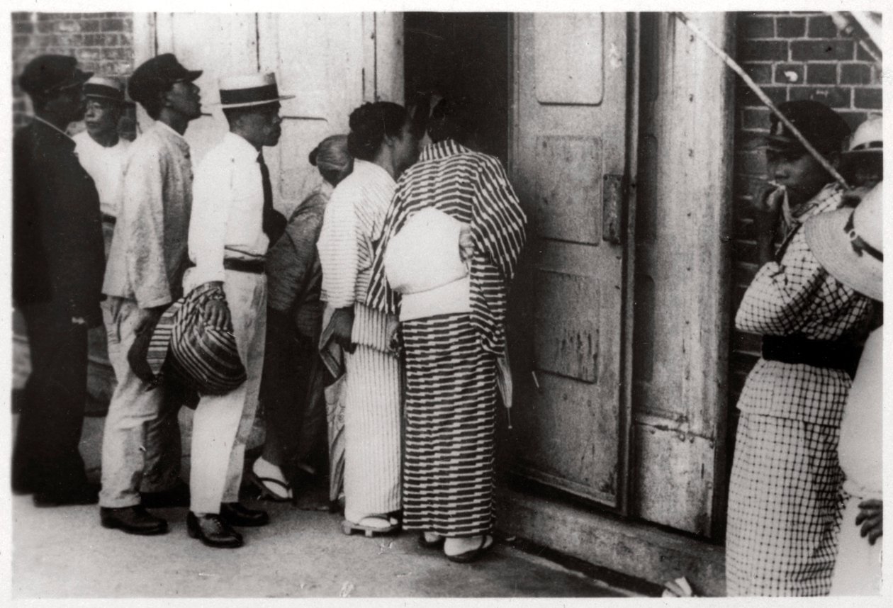 Japansk folkemengde ser inn i Zeppelin-hangaren, Kasumigaura, Japan, 1929 1933 av Unbekannt