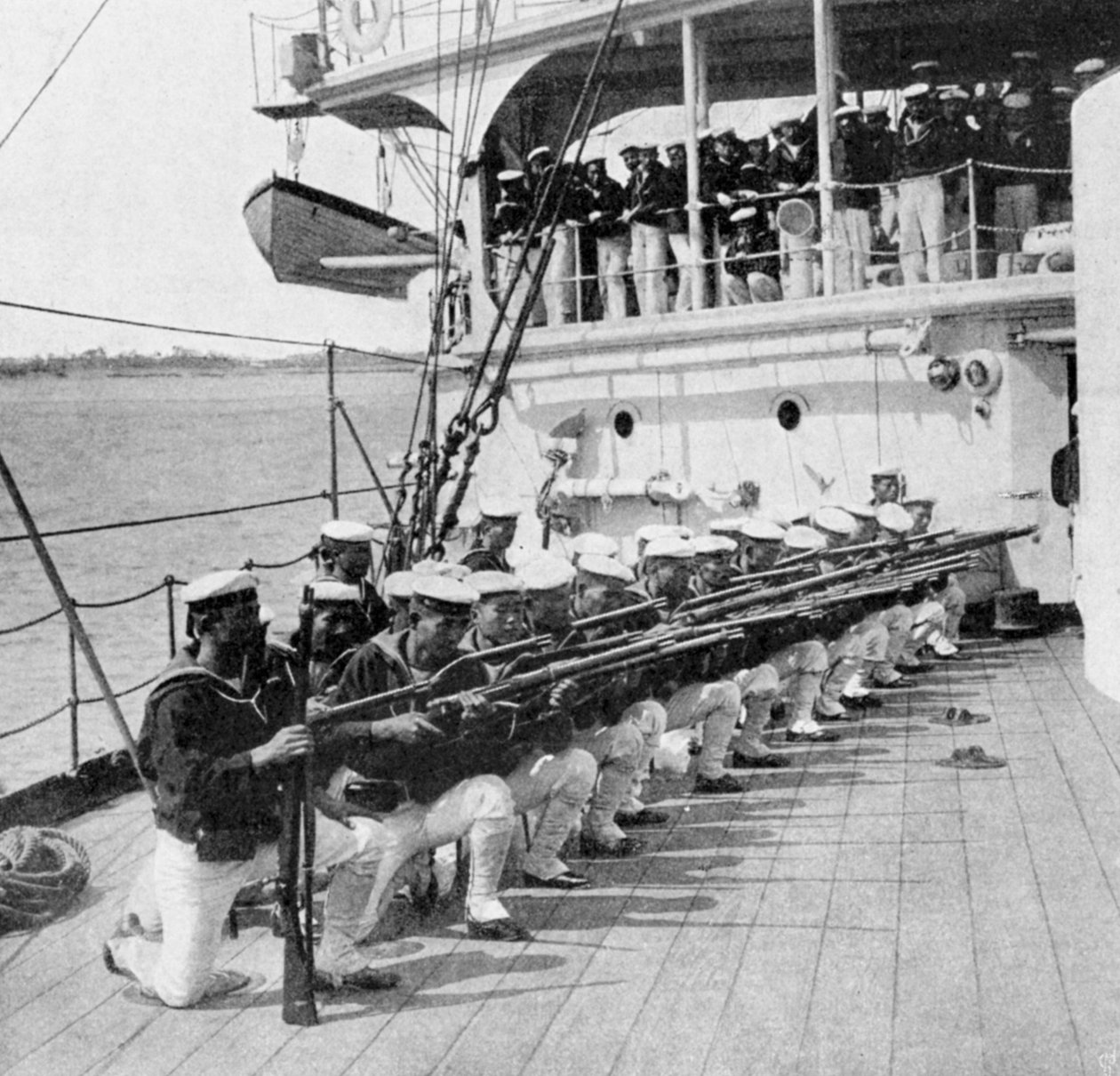 Japanske marinesoldater borer om bord på krigsskipet Mikasa, russisk-japanske krig, 1904-5 av Unbekannt