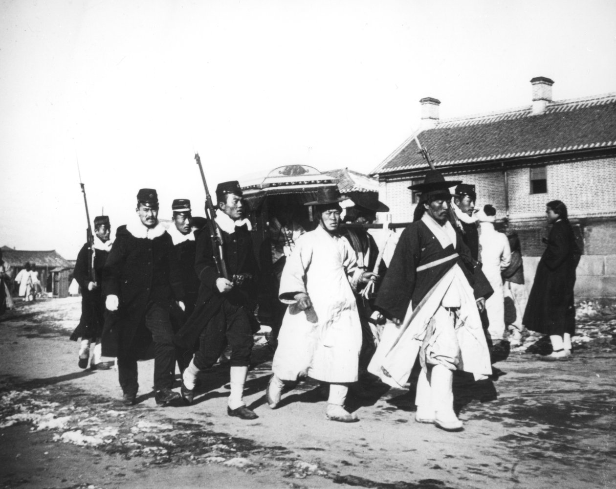 Japansk tjenestemann med en eskorte av soldater, Korea, ca. 1900 av Unbekannt