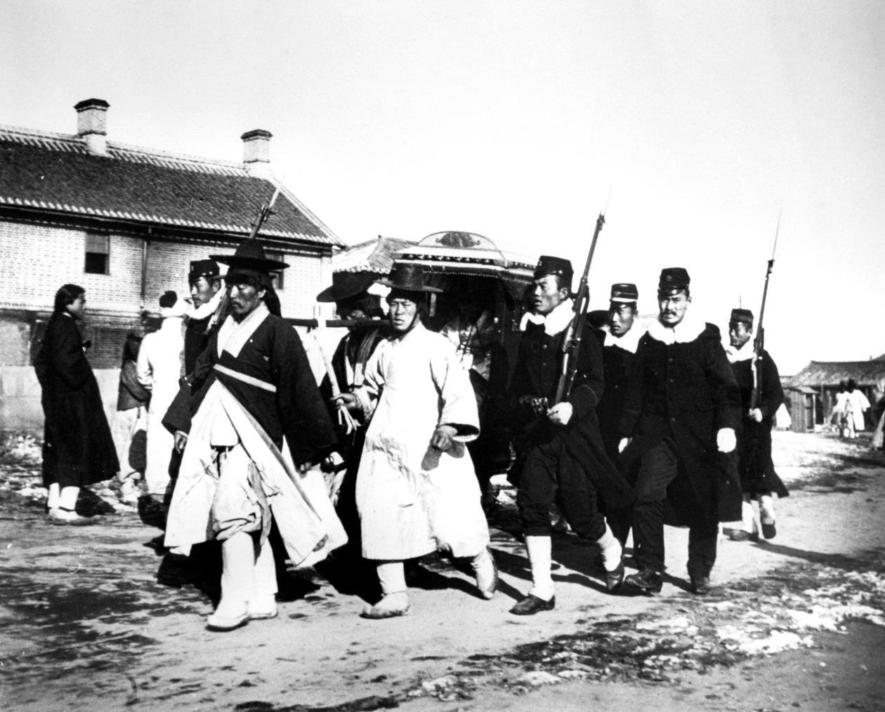 Japanske tjenestemenn og soldater, Korea, 1900 av Unbekannt