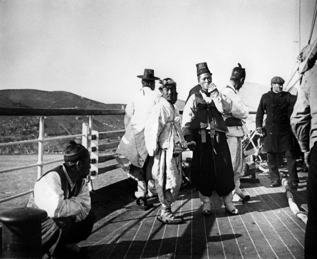 Japanske tjenestemenn om bord på et skip, Korea, 1900 av Unbekannt