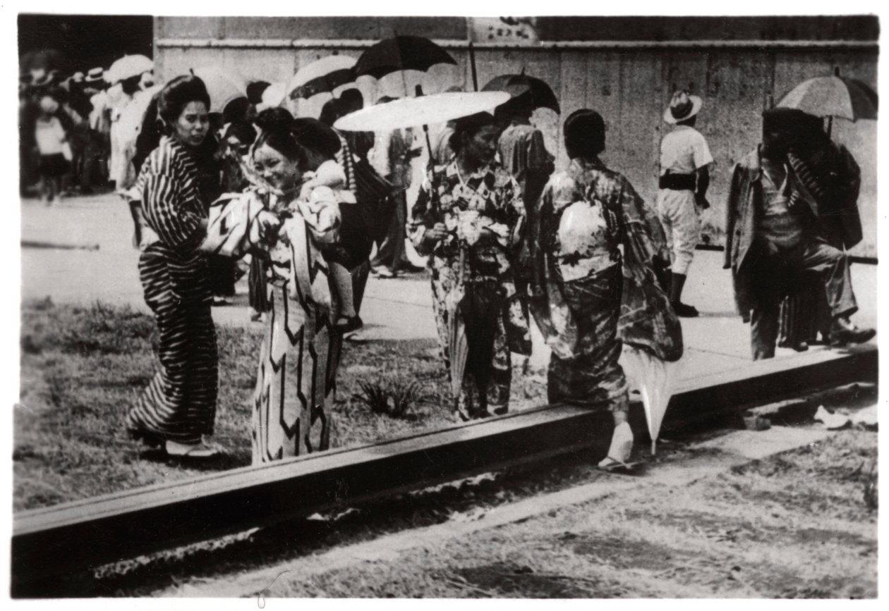 Japanske kvinner ved Zeppelin-hangaren, Kasumigaura, Japan, 1929 1933 av Unbekannt