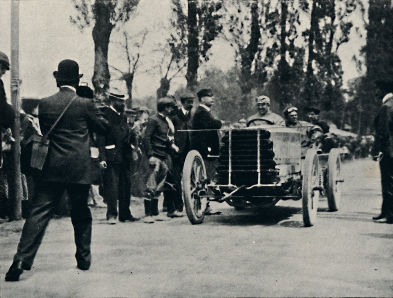 Jarrott ankommer Bordeaux i Race of Death, 1937 av Unbekannt